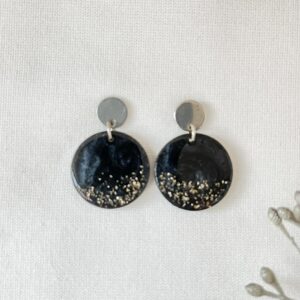 296-Mon-Couleur-sieraden-by-Alinde-resin-oorbellen-rond-zwart-zilveren-glitters_RVS-zilveren-oorstekers
