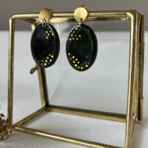 298-Mon-Couleur-sieraden-by-Alinde-resin-oorbellen-midi-ovaal-zwart-goudaccenten_RVS-gouden-oorsteker