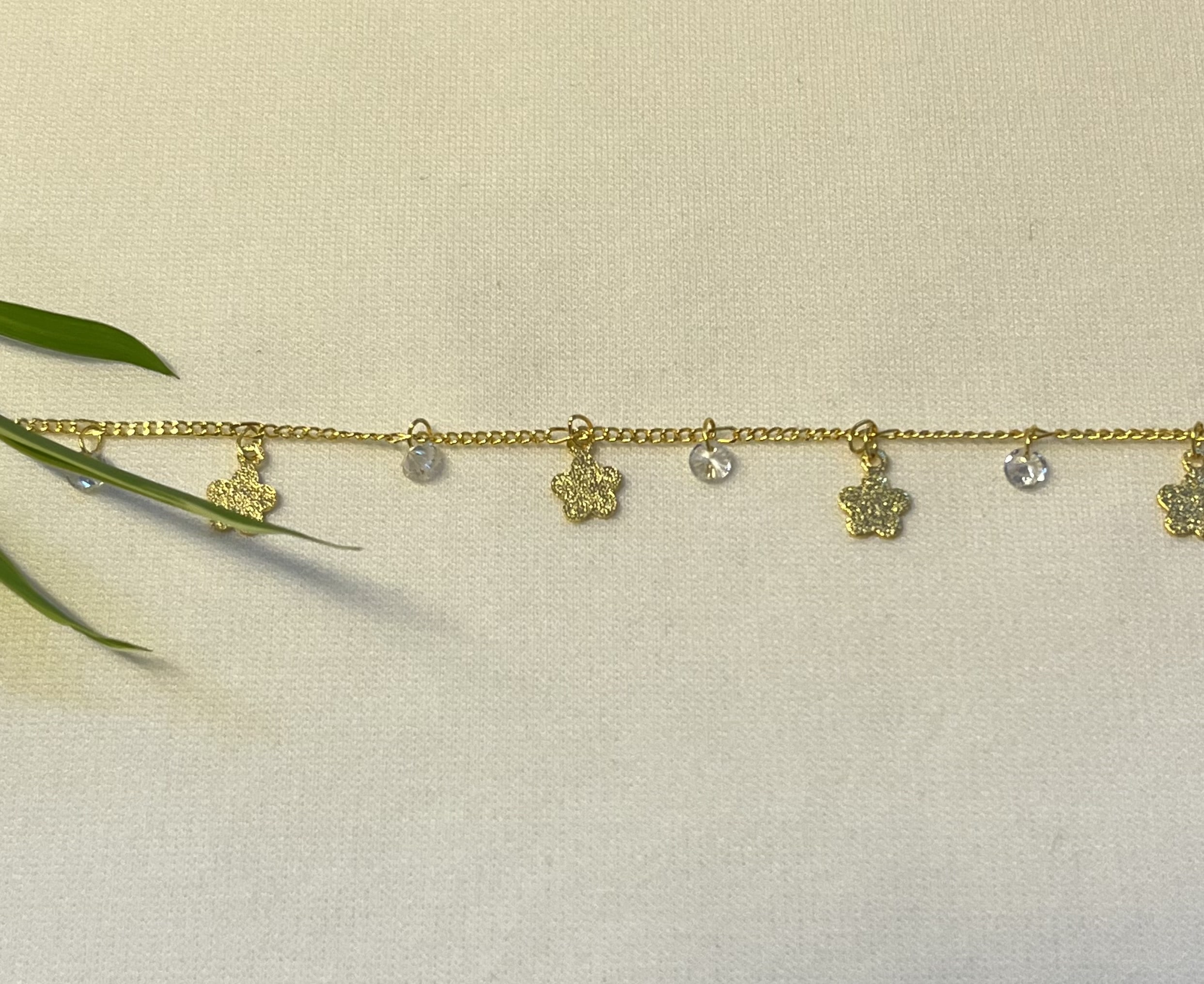RVS gouden armbandje met een mat bloemetje als bedel - Afbeelding 2