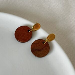 Mooi maatje oorbellen met een ronde houten hanger