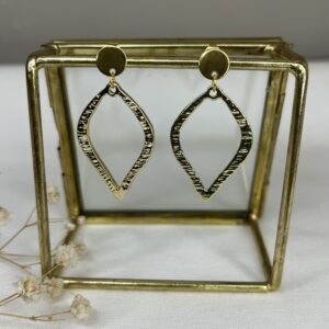 319-Mon-Couleur-sieraden-by-Alinde-oorbellen-gouden-punt-druppel-hanger-bewerkt_RVS-gouden-oorstekers-rond