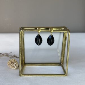 Mooi maatje druppeloorbellen als facet in een glanzende zwarte kleur