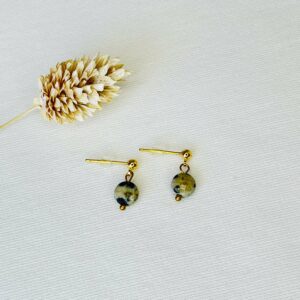 24KRT vergulde RVS oorknopjes met een kiwi jaspis dalmatiër steentje