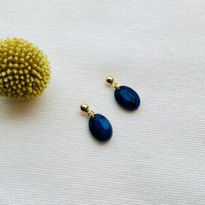 Mini ovale oorbellen van resin in een mooie donkerblauwe kleur