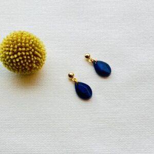 Mini druppel oorbellen van resin in een mooie donkerblauwe kleur