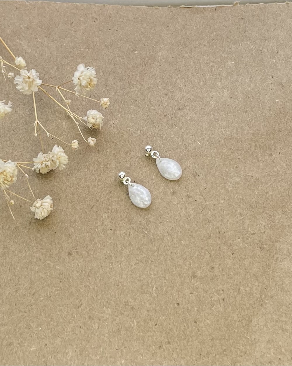 Parelmoer witte oorbellen in een vloeiende ronde vorm - Afbeelding 7