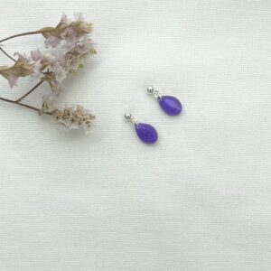 347-Mon-Couleur-sieraden-by-Alinde-resin-oorbellen-paars-mini-druppel-facet_RVS-zilver-oorstekers