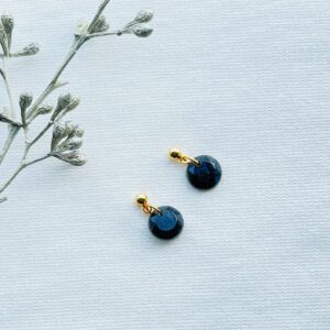 24 KRT goud vergulde RVS oorknopjes met mini ronde zwarte hangertjes van resin