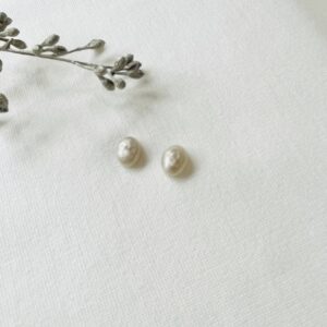 356-Mon-Couleur-sieraden-by-Alinde-resin-oorknop-ovaal-klein-bol-taupe-naturel_RVS-gouden-oorstekers