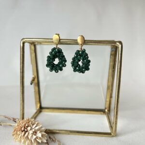 Mini druppeloorbellen met donkergroene facet kraaltjes 2,5 cm