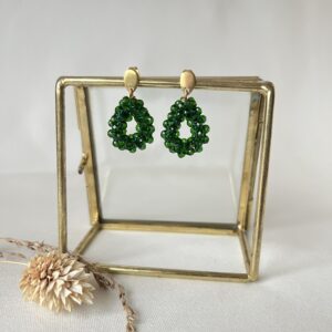 363-Mon-Couleur-sieraden-by-Alinde-mini-druppel-oorbellen-facetkraal-donkergroen-transparant_RVS-gouden-oorstekers