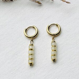 RVS gouden creolen met witte jade disc kraaltjes van natuursteen