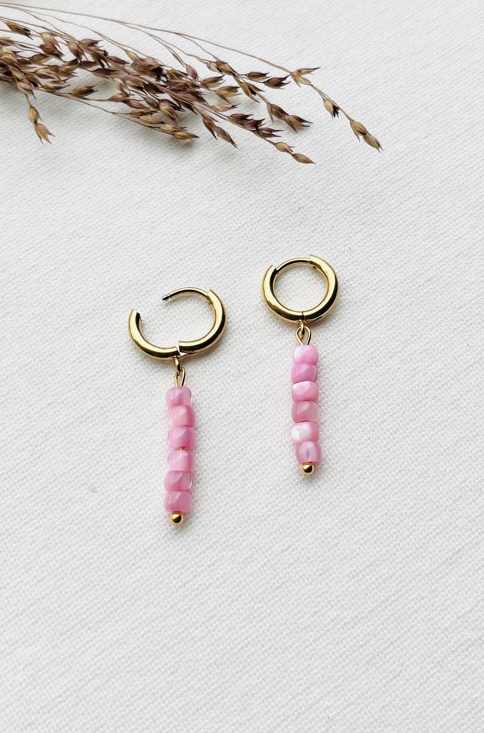 RVS gouden creolen met roze schelp disc kraaltjes als hangertjes - Afbeelding 2