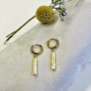 RVS gouden creolen met lichtgele schelp disc kraaltjes als hangertjes