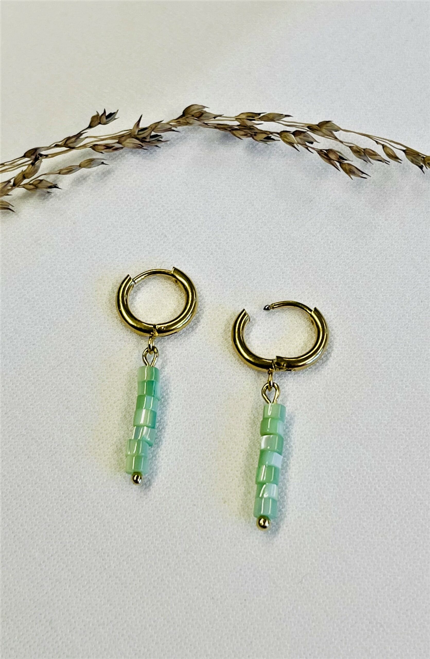 378a-Mon-Couleur-sieraden-by-Alinde-RVS-goud-creool-oorbellen_-lichtgroen-groen-mintgroen-disc-schelp