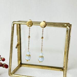 382-Mon-Couleur-sieraden-by-Alinde-RVS-gouden-oorstekers-met-ketting-bolletje_lichtblauw-kralen