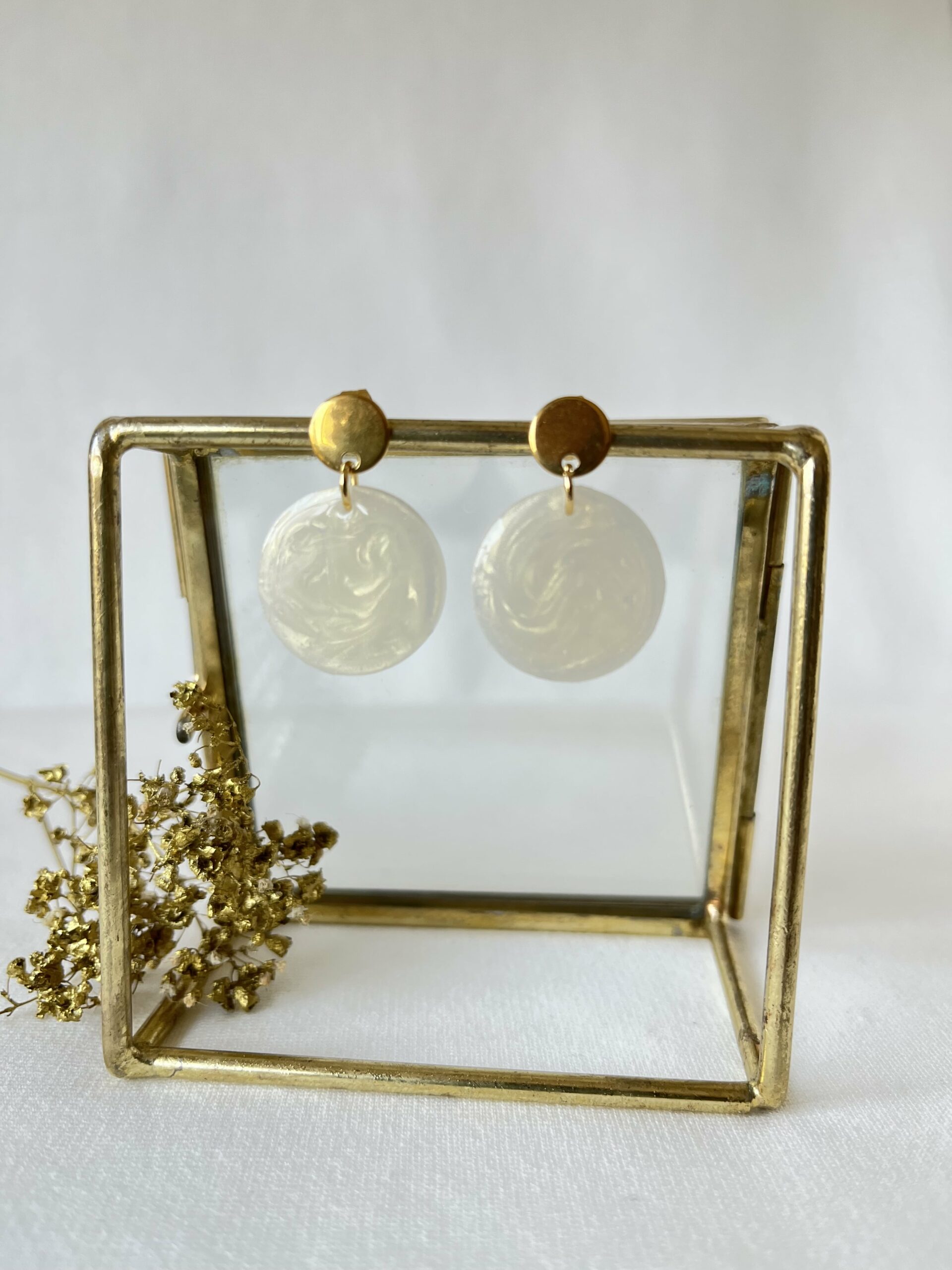 Ronde oorbellen van resin in een mooie parelmoer witte kleur met gouden glans - Afbeelding 2