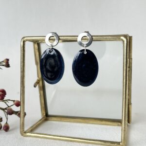 Ovale donkerblauwe oorbellen van resin aan RVS zilveren oorstekers