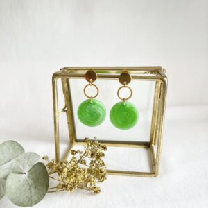 Hippe ronde appeltjes- of lente groene oorbellen van resin aan een RVS ringetje