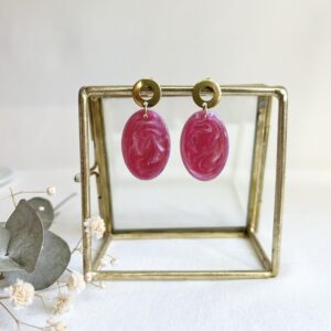409-Mon-Couleur-sieraden-by-Alinde-resin-oorbellen-midi-ovaal-fuchsia-roze_RVS-gouden-open-oorstekers