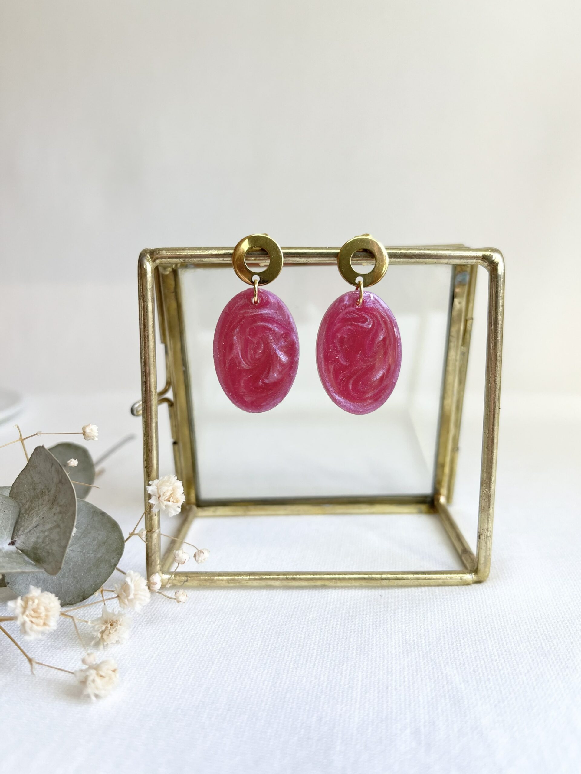 409-Mon-Couleur-sieraden-by-Alinde-resin-oorbellen-midi-ovaal-fuchsia-roze_RVS-gouden-open-oorstekers