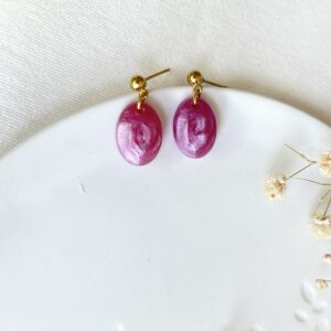 410-Mon-Couleur-sieraden-by-Alinde-resin-oorbellen-mini-ovaal-facet-fuchsia_gouden-RVS-oorstekers