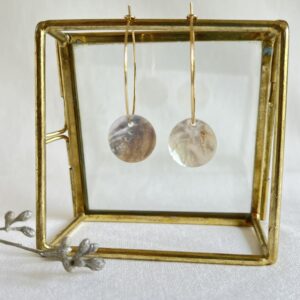 417-Mon-Couleur-sieraden-by-Alinde-oorbellen-schelp-shell-naturel-parelmoer-pearl_goud-RVS-oorstekers-creool-groot