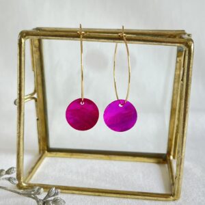 418-Mon-Couleur-sieraden-by-Alinde-oorbellen-schelp-shell-fuchsia_goud-RVS-oorstekers-creool-groot