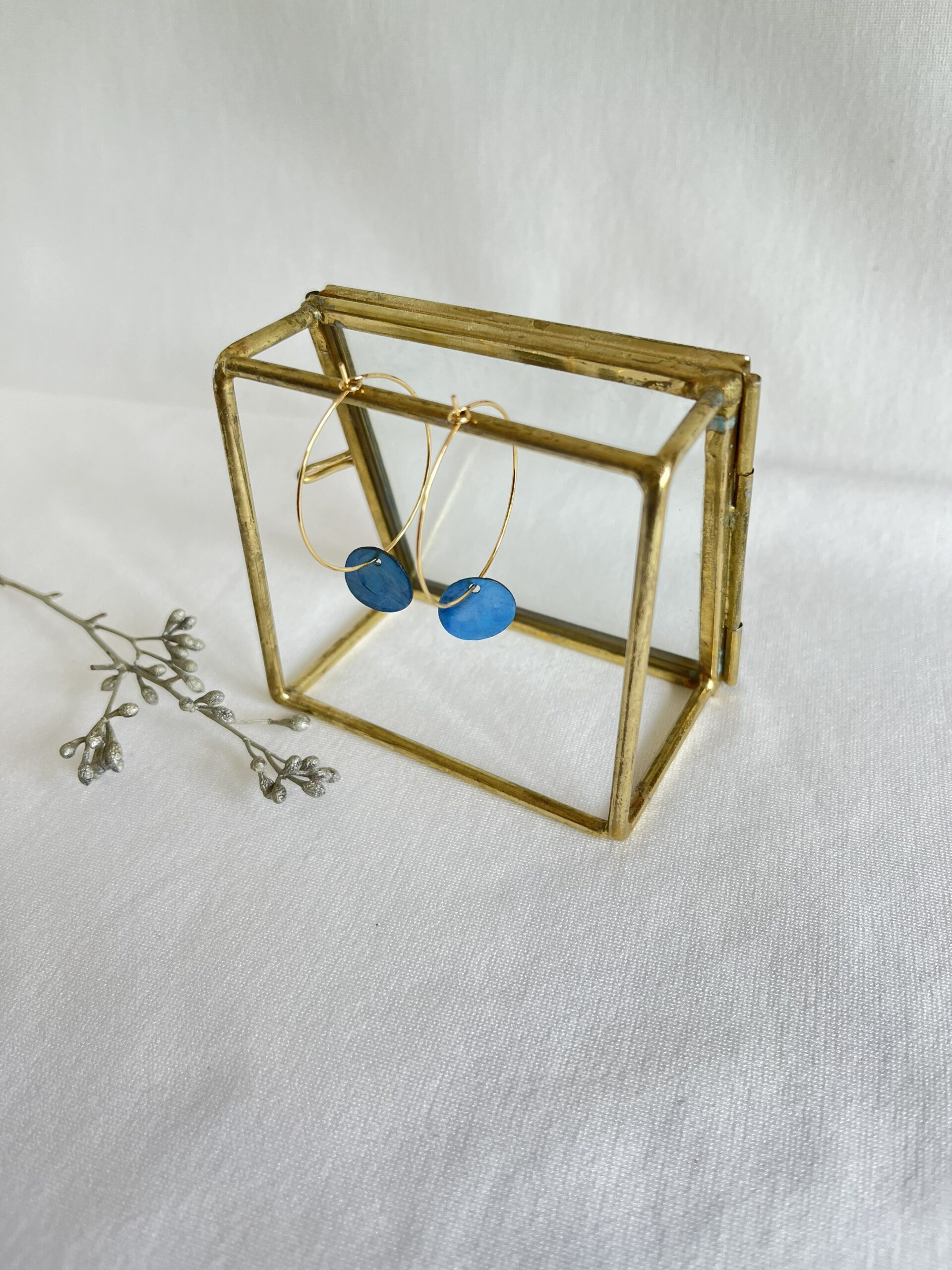 RVS gouden creolen 30mm met ronde blauwe schelphangertjes - Afbeelding 2