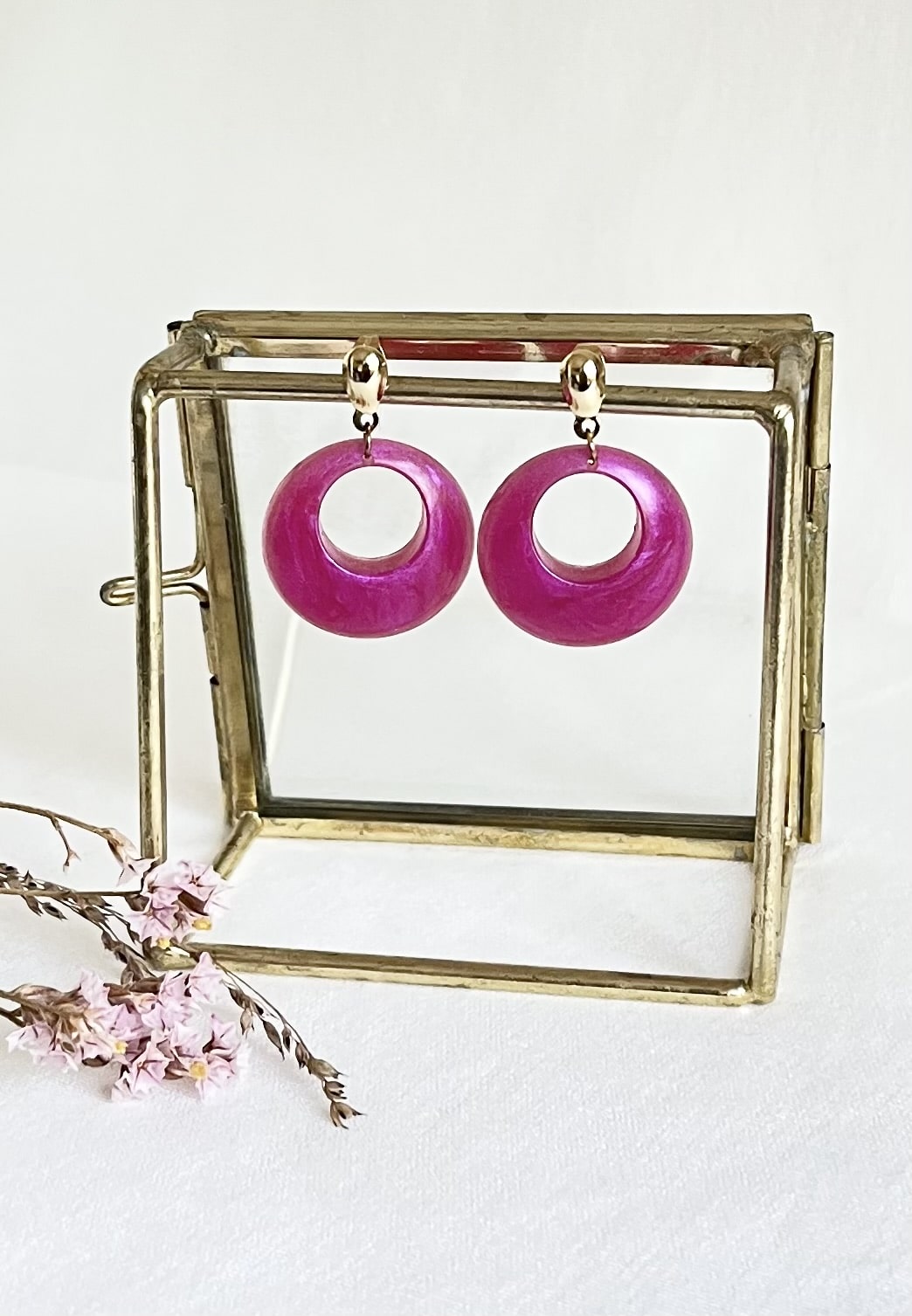 422-Mon-Couleur-sieraden-by-Alinde-resin-oorbellen-rond-open-midi-fuchsia_goud-RVS-oorstekers