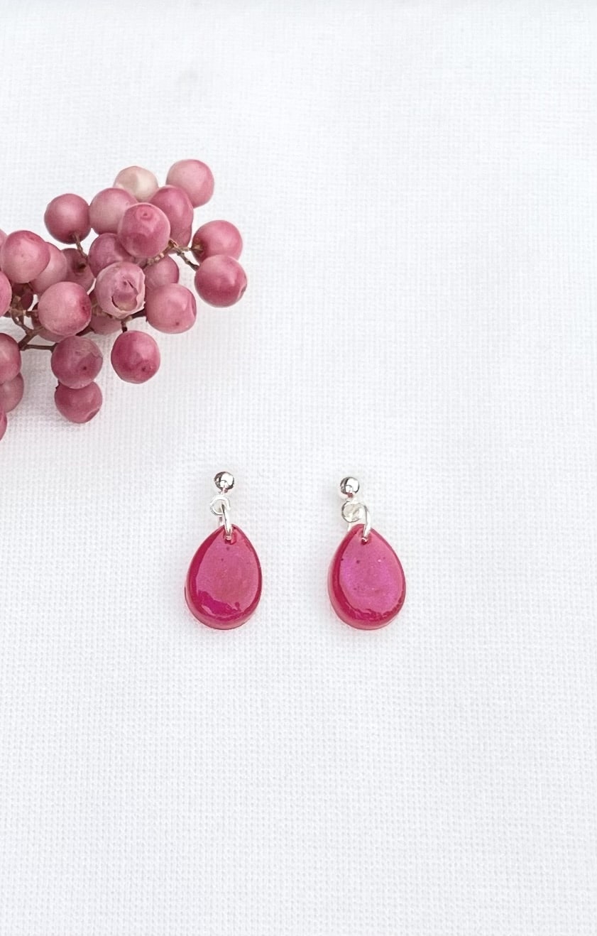 423-Mon-Couleur-sieraden-by-Alinde-resin-oorbellen-fuchsia-mini-druppel_RVS-zilver-oorstekers