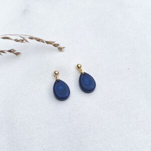 424-Mon-Couleur-sieraden-by-Alinde-resin-oorbellen-donkerblauw-blauw-mini-druppel_RVS-gouden-oorstekers