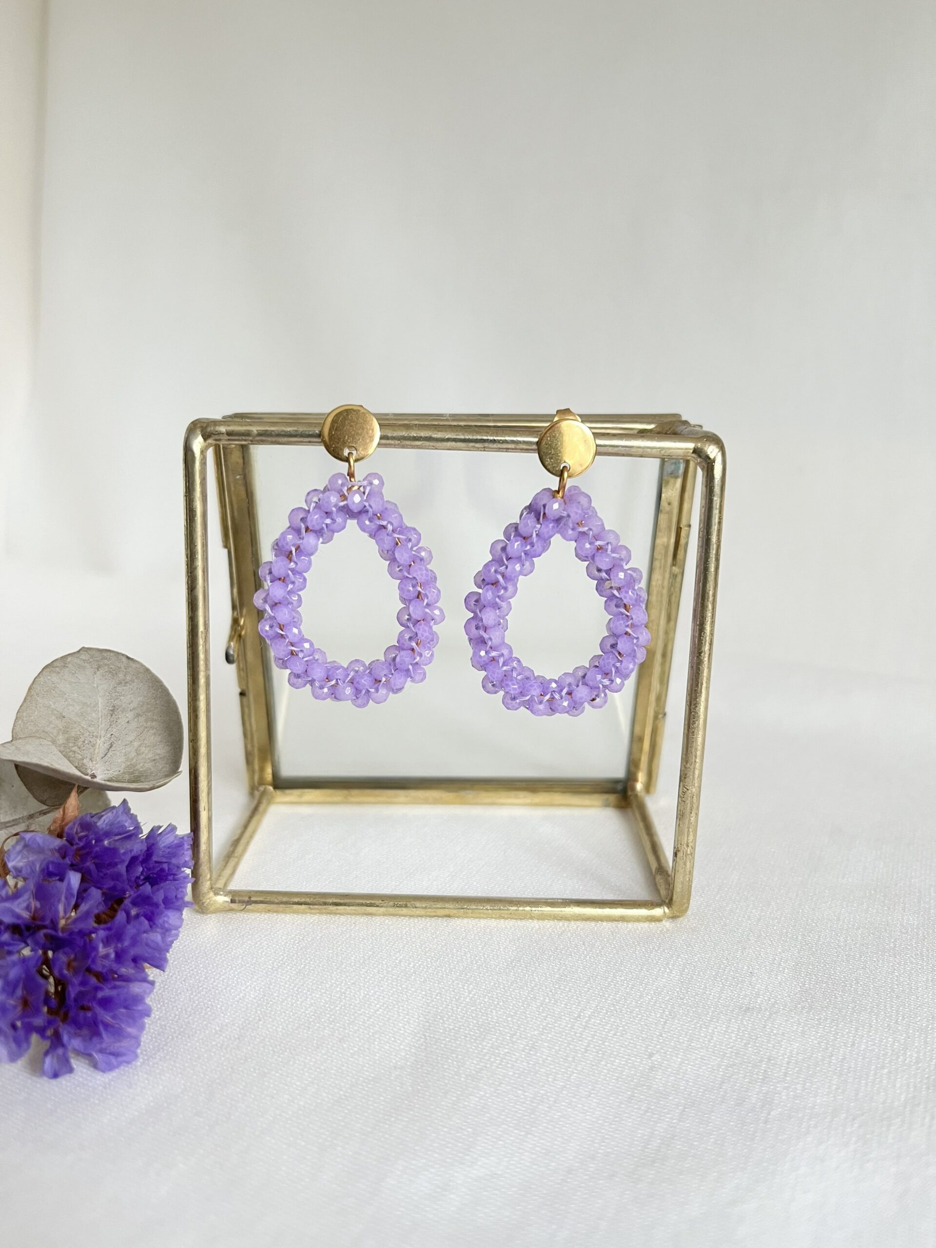 237-Mon-Couleur-sieraden-by-Alinde-druppel-oorbellen-groot-facet-lila-geregen_RVS-goud-oorstekers