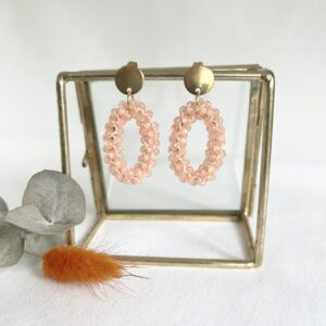 426-Mon-Couleur-sieraden-by-Alinde-oorbellen-ovaal-45-cm-facet-perzik-peach-zalm-oranje-geregen_RVS-goud-oorstekers