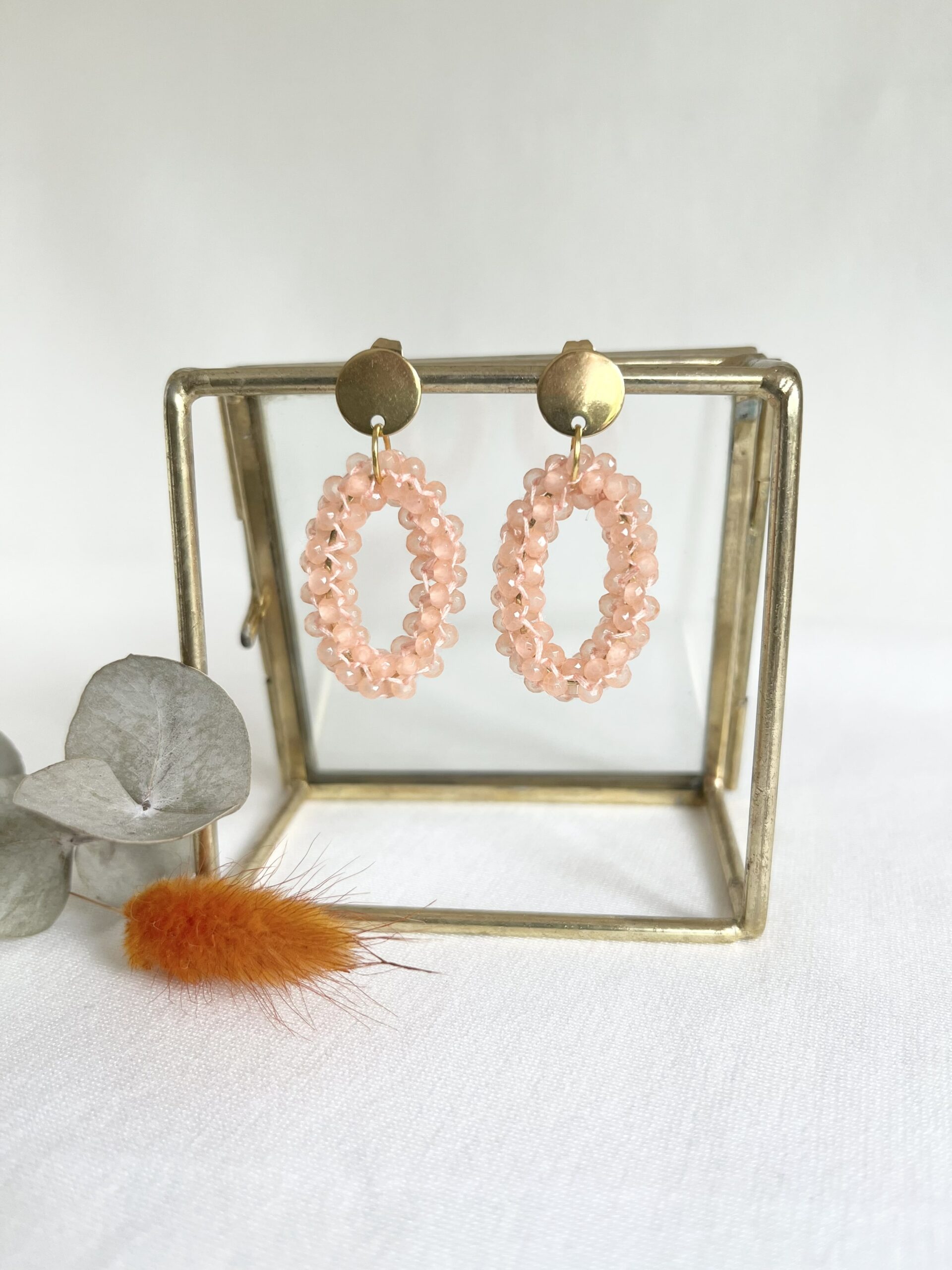 426-Mon-Couleur-sieraden-by-Alinde-oorbellen-ovaal-45-cm-facet-perzik-peach-zalm-oranje-geregen_RVS-goud-oorstekers