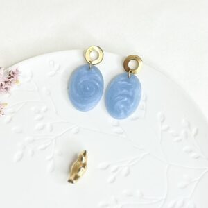 431-Mon-Couleur-sieraden-by-Alinde-resin-oorbellen-midi-ovaal-lichtblauw-blauw_RVS-gouden-open-oorstekers