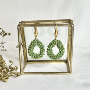 Mos- of olijfgroene druppeloorbellen met facet geslepen kraaltjes 5 cm