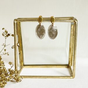 449-Mon-Couleur-sieraden-by-Alinde-resin-oorbellen-ovaal-klein-taupe-naturel_goud-RVS-oorstekers