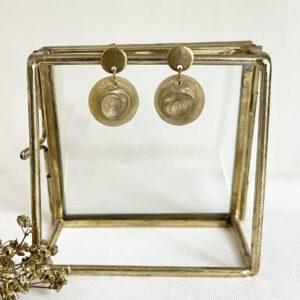450-Mon-Couleur-sieraden-by-Alinde-resin-oorbellen-rond-facet-naturel-taupe_goud-RVS-oorstekers