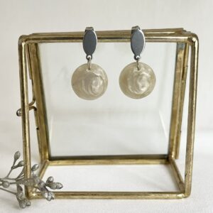 451-Mon-Couleur-sieraden-by-Alinde-resin-oorbellen-rond-facet-naturel-licht-zand_zilver-RVS-ovaal-oorstekers