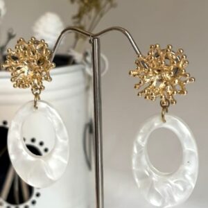 Ovale oorbellen van resin van een mooie witte parelmoer kleur aan RVS gouden koraal stekers