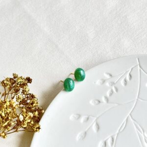 Oorknopjes van grasgroene resin met RVS gouden stekertjes