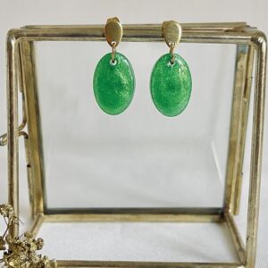 460-Mon-Couleur-sieraden-by-Alinde-resin-oorbellen-ovaal-klein-gras-groen_goud-RVS-oorstekers