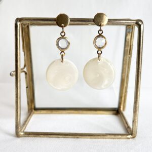 472-Mon-Couleur-sieraden-by-Alinde-resin-oorbellen-rond-ring-klein-offwhite-naturel_goud-kristal-RVS-oorstekers
