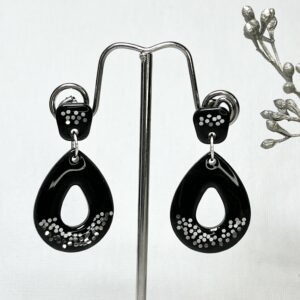 476-Mon-Couleur-sieraden-by-Alinde-resin-oorbellen-druppel-open-middelgroot-zwart-zilver-glitters_oorstekers-zwart-resin-glitters