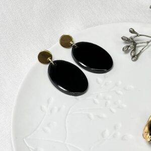 Zwarte ovale oorbellen van resin met gouden RVS oorstekers