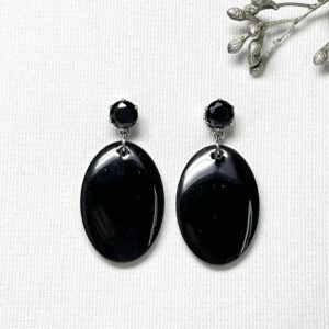 481-Mon-Couleur-sieraden-by-Alinde-resin-oorbellen-ovaal-midi-zwart_zilver-RVS-oorstekers-zwart-kristal