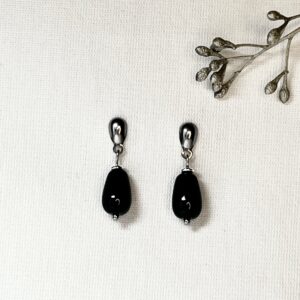 486-Mon-Couleur-sieraden-by-Alinde-oorbellen-zwarte-gladde-druppel-glas_oorstekers-zilver-RVS