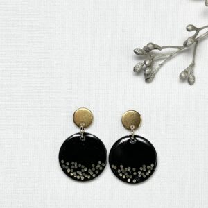 488-Mon-Couleur-sieraden-by-Alinde-resin-oorbellen-rond-zwart-gouden-glitters_RVS-goud-oorstekers