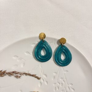 Petrol groene resin oorbellen in een geribbelde druppelvorm